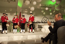 Juan Jose Ibarretxe, Arabako zaindarien omenezko jaiei hasiera emateko eman duten pregoiaren une batean (JB)