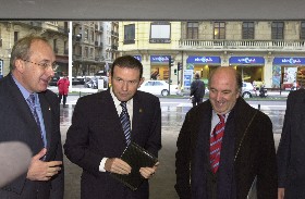 Ibarretxe Lehendakaria eta Joxe Joan Gonzalez Txabarri GipuzkoakoDiputatu Nagusia Europako Komisarioa den Joaquin Almuniarekin Kursaaleko atarian