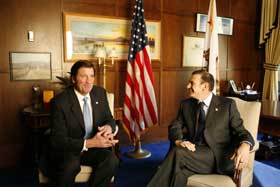 Juan Jose Ibarretxe Lehendakariaren eta John Garamendi Kaliforniako Gobernadore ordearen arteko bilera. (JB)