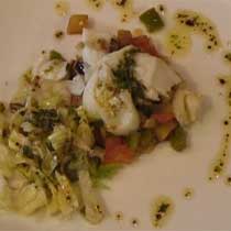 Bakailao entsalada epela, barazki salteatuekin eta oregano frescos egindako ozpin-oliotan