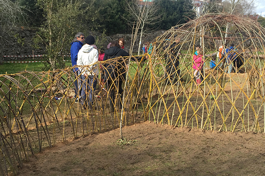 "Estructuras creativas: creaci&oacute;n de un espacio de juego con mimbre vivo", con Idoia Cuesta