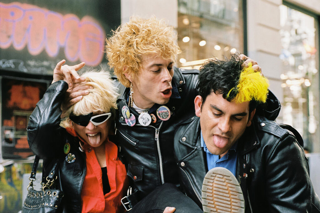 SISTEMA DE ENTRETENIMIENTO + LOS CHIVATOS