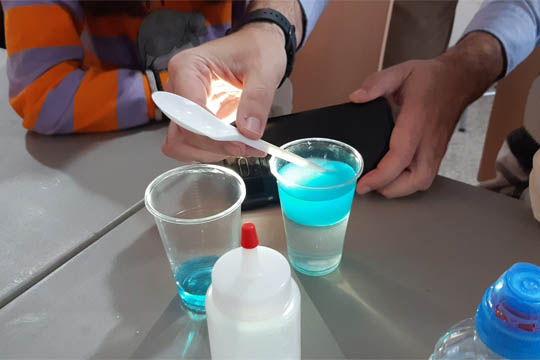 "Experimetno con agua: &iquest;flota o se hunde?"