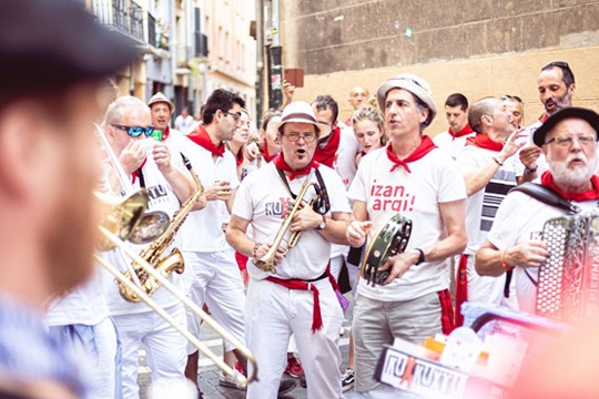 "Kuxkuxtu parean, ondoan, elkarrekin"