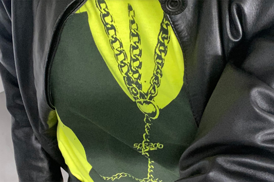 "Camiseta fl&uacute;or y ba&ntilde;ador speedx", exposici&oacute;n de Maider Garayo