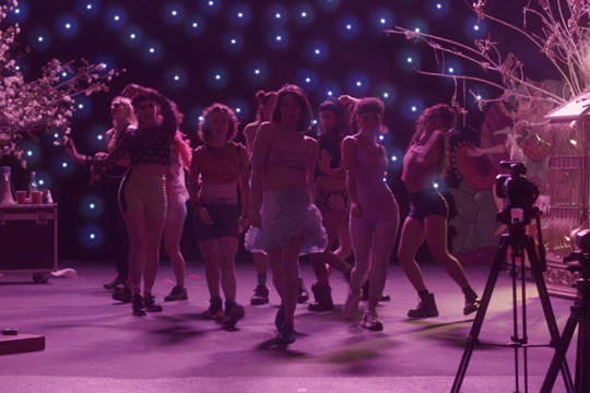 "&iexcl;Caigan las rosas blancas!"