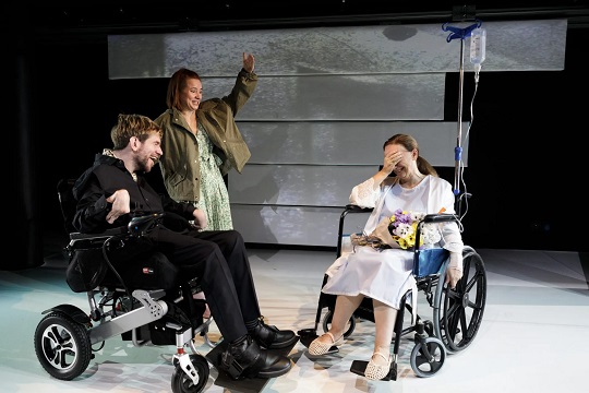 "Badakizu plastikozko loreak ez direla inoiz bizi izan, ezta?"