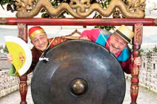 "CON VARITA Y SIN SOMBRERO"