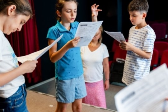 Cursos de verano 2025 UPV/EHU: "Gora Teloia!, Teatro en las escuelas e "Ipuscua 1000" mediante el teatro"