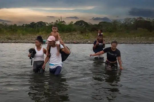 Periodismo a pie de calle 2025: Exposici&oacute;n "&Eacute;xodos"