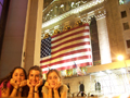 Mis primas y yo de noche en la bolsa de Nueva York.