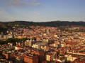 Es una imagen distinta a la que tenemos de la ciudad, a vista de pajaro desde un globo aerostatico, fue increible...el guggenheim, san mames, izozaki, la gran via, el sagrado corazon...No hay palabras.