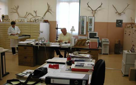 Altuna y mariezkurrena en su laboratorio de Arkeozoolog&iacute;a