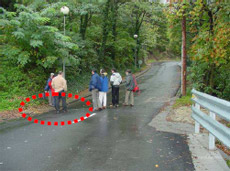 Localizaci�n de la fosa bajo el asfalto en la carretera.