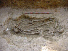 Posici�n de los dos individuos: Individuo 1 en dec�bito prono. Individuo 2 en dec�bito supino.