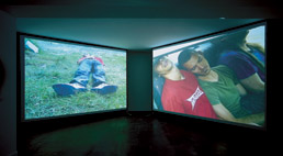 Título: KYD KILL'EM ALL. 2002  Instalación compuesta por dos videoproyecciones de 3 x 4 metros de los videos.