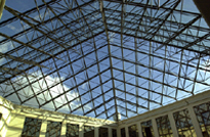 Vista interior de la pir�mide de cristal