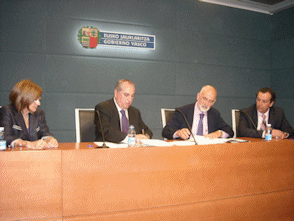 El Consejero, en un momento de la firma de los convenios