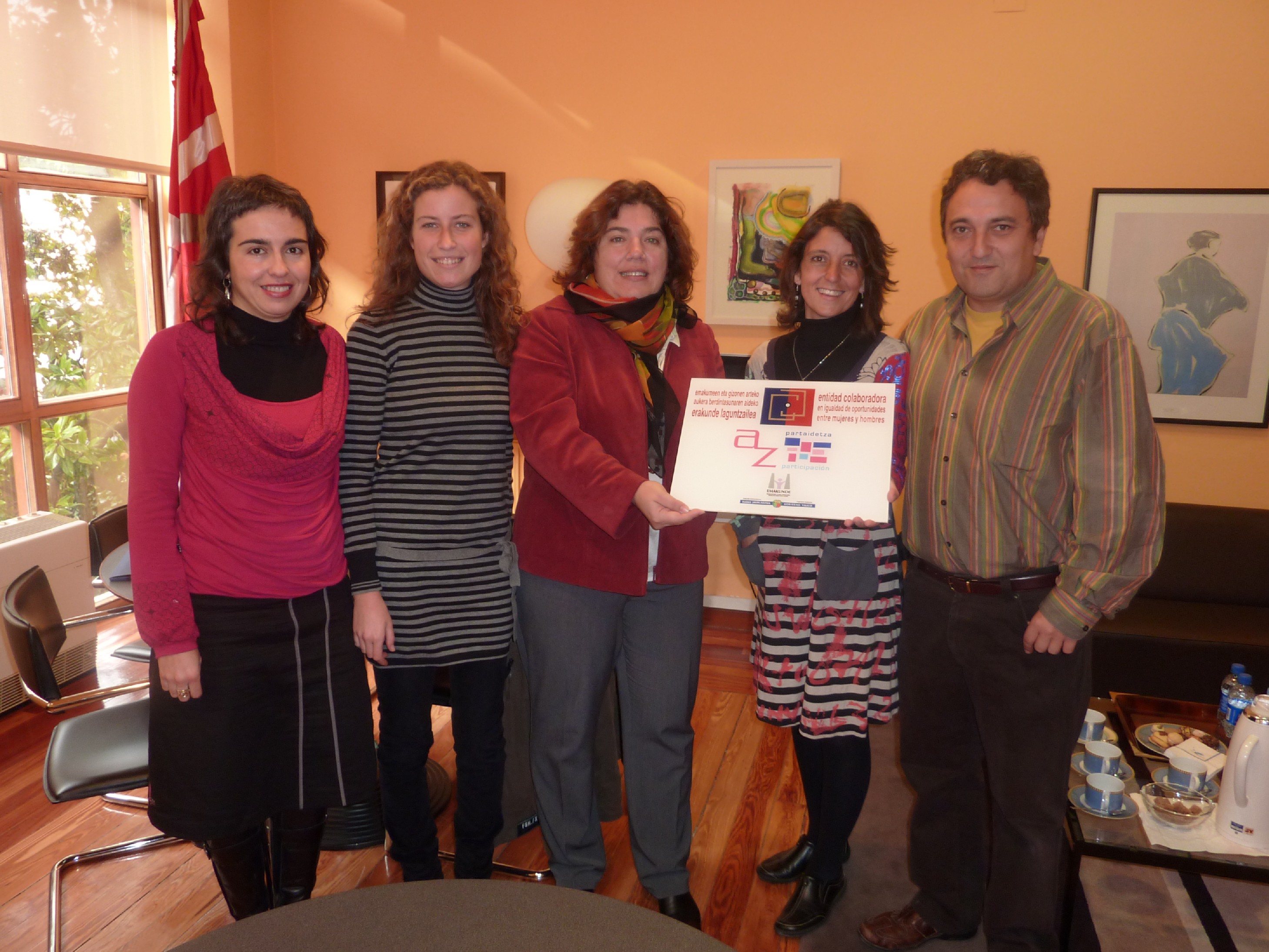 Entrega a la empresa AZ Procesos Participativos, el distintivo de entidad colaboradora