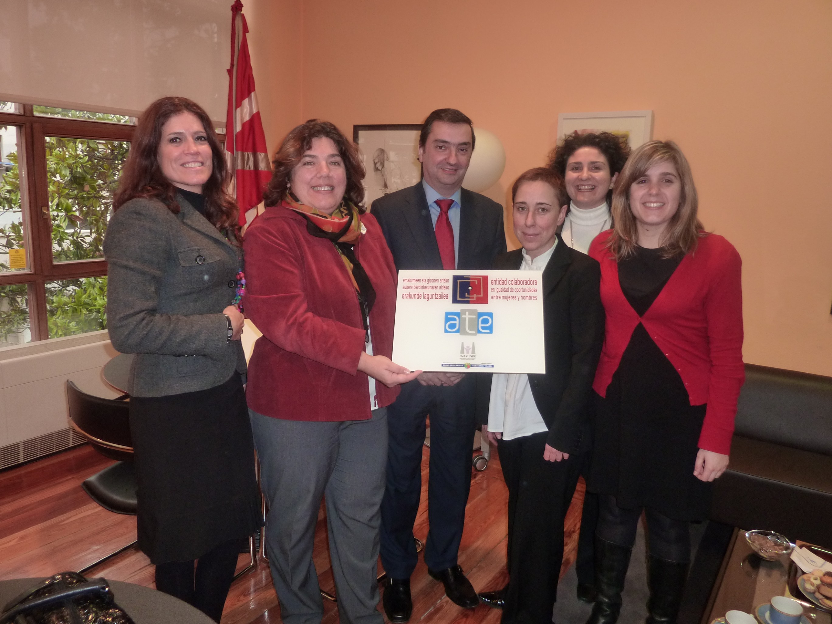 Entrega a la empresa ATE Asesores de Gestion, el distintivo de entidad colaboradora