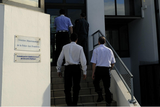 Agentes de varios cuerpos en el CCPA de Hendaia