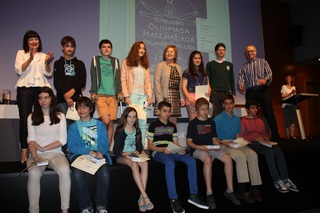 La viceconsejera de Educaci�n Arantza Aurrekoetxea (centro), con los ganadores de este a�o