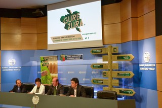 Federico Saiz, Ikerne Zuluaga, Bittor Oroz y Oskar Azkarate en la presentaci�n de Gure Zura