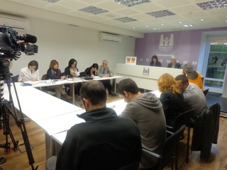 Izaskun Landaida, directora de Emakunde, y Ana Alberdi, secretaria general, en la rueda de prensa
