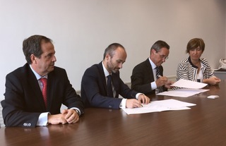 Gaspar Gonz�lez-Palenzuela, Dtor Responsabilidad Social Corporativa (Sareb); �scar Garc�a Maceiras, Dtor Gral Desarrollo Corporativo y Asuntos Legales (Sareb); �ngel To�a, consejero de Empleo y Pol�ticas Sociales; Irune Berasaluze, Directora de Alokabide