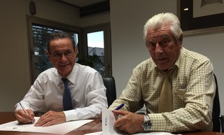 El consejero de Empleo y Polticas Sociales, ngel Toa, y el presidente de Cruz Roja Pas Vasco, Iaki Irusta, firmando el convenio