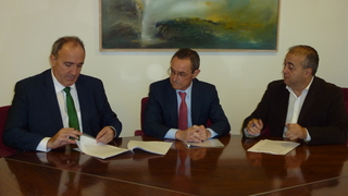 Eduardo Isunza, Director de ventas de Iberdrola y Aitor Allende, coordinador auton�mico de Cruz Roja Euskadi firman el convenio ante la presencia del Consejero �ngel To�a