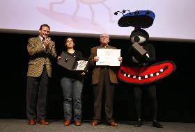 El Lehendakari junto a los ganadores del premio Ukan. JB