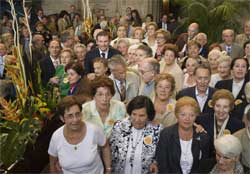 El Lehendakari Juan Jos� Ibarretxe posa con los ni�os de la guerra. (J.B)