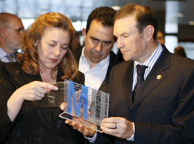 El Lehendakari junto a Pilar Manj�n. JB