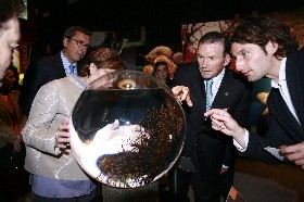 Las autoridades en un momento de su visita a Torre Madariaga. JB