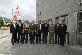 El Lehendakari posa junto a algunos de los participantes y asistentes al seminario. JB