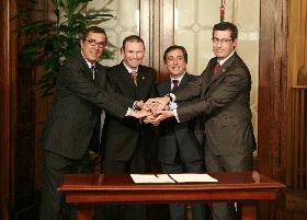 El Lehendakari y los tres Diputados Generales, tras la firma del acuerdo.JB