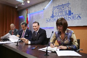 Un momento de la firma del convenio entre el Gobierno Vasco y el grupo ArcelorMittal.JB