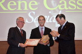 Meyer recibe el premio de manos del Lehendakari y el consejero de Justicia. JB