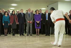 Los asistentes a la inauguraci�n presencian el aurresku (JB)