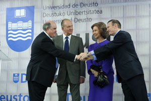 El Lehendakari saluda al Rector de la Universidad de Deusto en presencia de los reyes (JB)