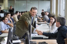 El Lehendakari saluda a los j�venes trabajadores de Eurohelp. JB