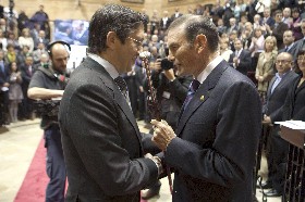 El Lehendakari saliente, Juan Jos� Ibarretxe, entrega la makila de mando al nuevo Lehendakari, Patxi L�pez (EFE)