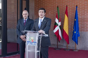 El Lehendakari, durante su intervenci�n en Ondarroa