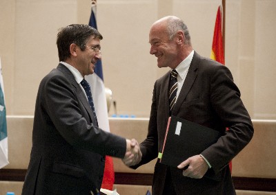 El Lehendakari saluda al presidente de Aquitania, Alain Rousset, tras la firma del acuerdo