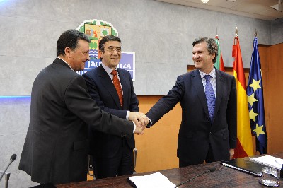 El Lehendakari estrecha la mano del consejero Bernab� Unda y del presidente de Mercedes-Benz, Emilio Titos