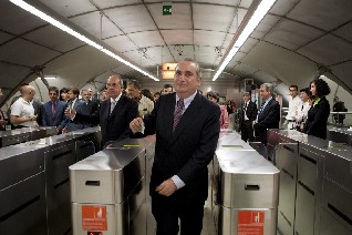 El Consejero Arriola pasa por la canceladora de la nueva estaci�n de Santurtzi.JB