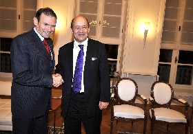 El Lehendakari saluda al  Presidente de Breta�a Le Drian. JB