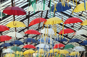 Un paraguas rojo destacando de otros negros, foto de Photo Craig Whitehead en Unsplash