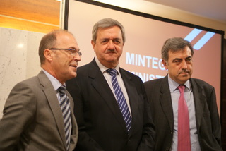 De izquierda a derecha, Ignacio Alday, director de Patrimonio y Contrataci�n, Carlos Aguirre, consejero de Econom�a y Hacienda y Patxi Elola, jefe de servicio de Contrataci�n del Gobierno Vasco